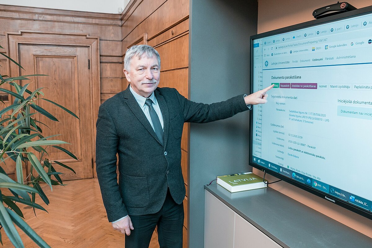 LU rektors, profesors Indriķis Muižnieks 2020. gada 26. novembrī paraksta Latvijas Universitātes un Dabas aizsardzības pārvaldes Sadarbības līgumu par LIFE-IP LatViaNature īstenošanu. Foto: Toms Grīnbergs