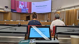 Pēdējos gados piedzīvotas lielas izmaiņas augu taksonomijā, kas tiešā veidā skar ikvienu, kurš darbojas dabaszinātnēs. Jaunie augu nosaukumi raisa karstas debates gan botānisko dārzu, gan savvaļas pētnieku vidū. Viens no World Flora Online iniciatoriem Nicola Schoenenberger referē par datu bāzes būtību un darba metodēm.