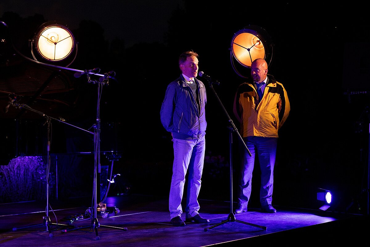 Latvijas Universitātes astronoms Vitālijs Kuzmovs un Latvijas astronomu biedrības vadītājs Māris Krastiņš "Perseīdu naktī" LU Botāniskajā dārzā. Foto: Kristīne Madjare