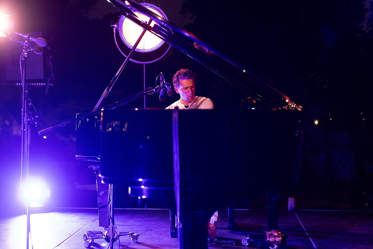 Pianists Reinis Zariņš "Perseīdu naktī" LU Botāniskajā dārzā. Foto: Kristīne Madjare